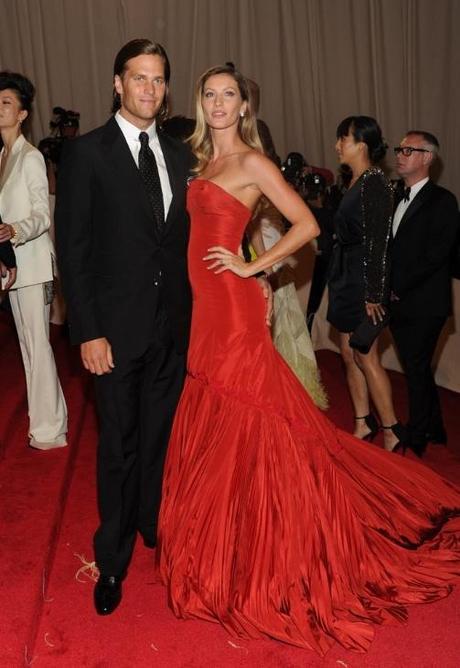 Gisele in red (Alexander McQueen)