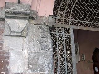 Gli stemmi in arenaria della facciata del Palazzo Municipale di Fidenza