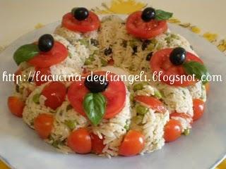 Corona di riso basmati, salmone, olive e piselli