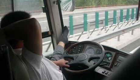 CINA, FEBBRE MONDIALE NOTTURNA: ASSONNATI E IN PIAGIAMA, SOSPESI AUTISTI BUS - CHINA, WORLD CUP FEVER BY NIGHT: SUSPENDED BUS DRIVERS SLEEPY AND IN PA