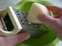 Pomodoro ripieno con formaggio di pecora Pomodoro ripieno con formaggio di pecora