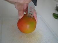 Pomodoro ripieno con formaggio di pecora Pomodoro ripieno con formaggio di pecora
