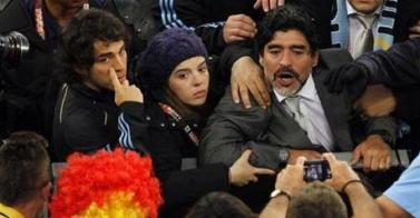 MONDIALE, MARADONA SI SCAGLIA CONTRO TIFOSI TEDESCHI - WORLD CUP, MARADONA LASCHES OUT AGAINST GERMAN SUPPORTERS