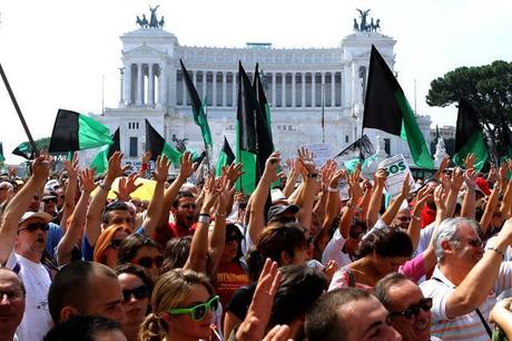 L’Aquila a Roma in cerca di risposte. E la Polizia gliele dà, a suon di manganellate!