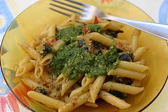 Pasta con pesto alla trapanese e zucchine