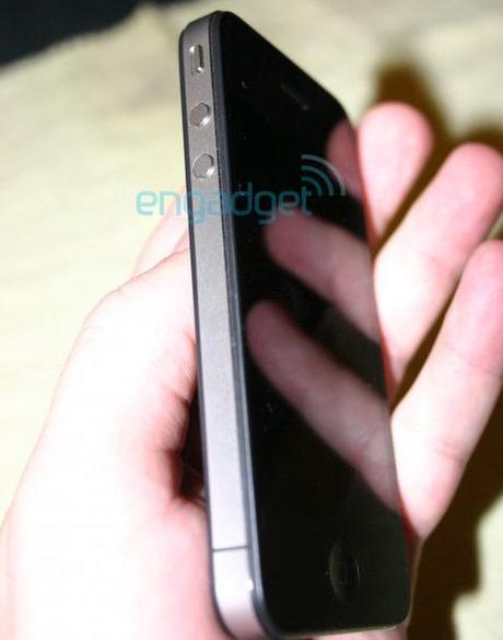 iPhone 4: il nuovo FW risolverà i problemi antenna? No, ma bloccherà il Jailbreak.