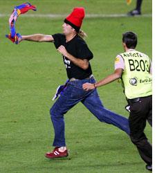 OLANDA-SPAGNA, INVASORE DI CAMPO ‘JIMMY JUMP’ TENTA DI PRENDERE LA COPPA (VIDEO) – NETHERLANDS-SPAIN, PITCH INVADER ‘JIMMY JUMP’ TRIES TO CATCH CUP