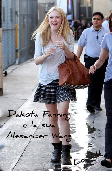 Dakota+Fanning+smiles+walks+greet+fans+before+HihW0sSpqPsl