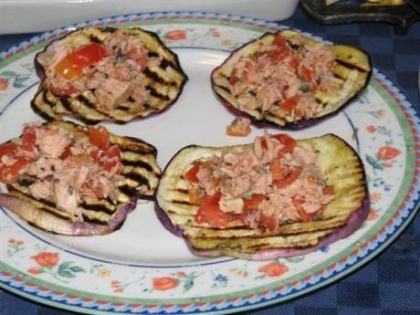 Una ricetta light al giorno leva i chili di torno: involtini di melanzane al tonno