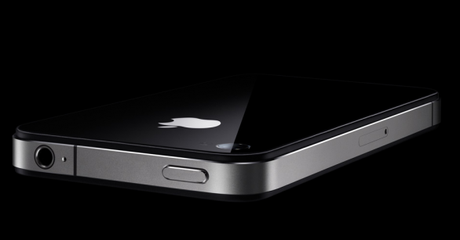 Apple: domami una conferenza stampa sui problemi di iPhone 4