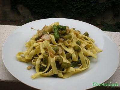 Fettuccine con Asparagi Mandorle e Pinoli Tostati