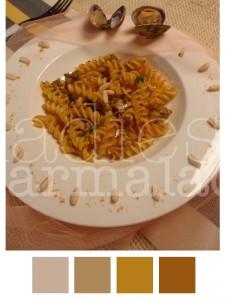 Fusilli di riso curcuma, pinoli e vongole – gluten free