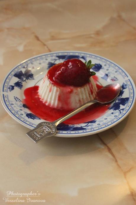 Panna cotta alla cannella con le fragole_4654