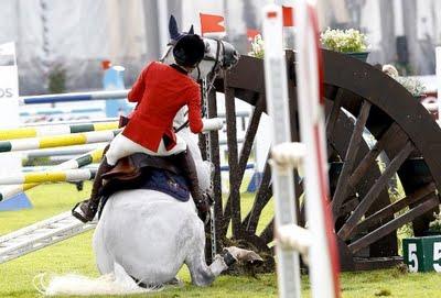 Charlotte Casiraghi cade da cavallo e rischia la culotte