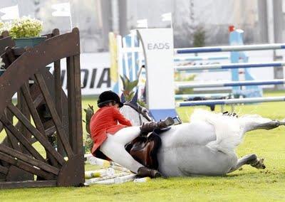 Charlotte Casiraghi cade da cavallo e rischia la culotte