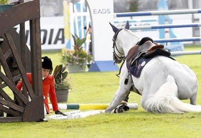 Charlotte Casiraghi cade da cavallo e rischia la culotte