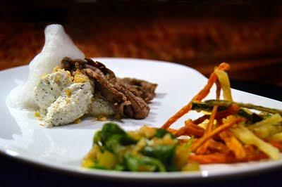 Barchette di manzo con knell di ricotta alle erbe, verdure croccanti, insalatina di susine e noci e aria di tè bancha. Special Guest Mo Ma