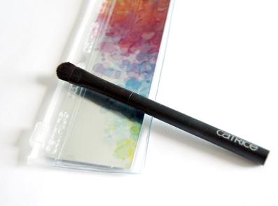 A close up on make un n°16: Essence, Pennello eyeliner, da sfumatura, da blush; Catrice pennello ombretto