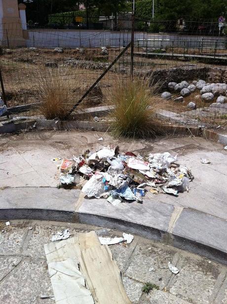 foto del cumulo di rifiuti sul marciapiede
