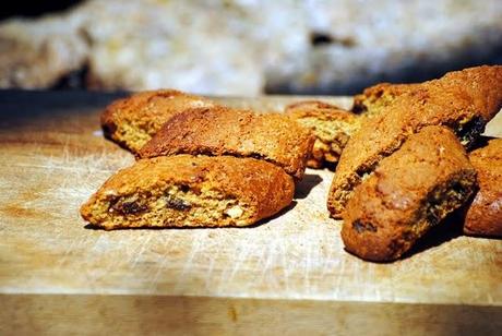 Cantucci con farina di farro, uvetta e pinoli