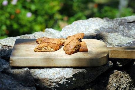 Cantucci con farina di farro, uvetta e pinoli