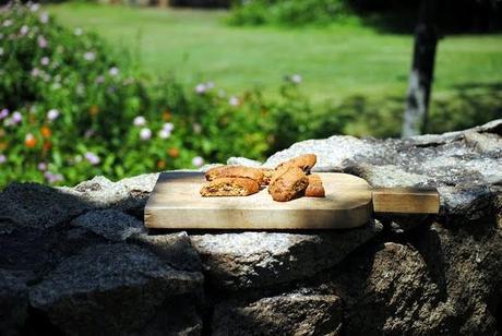 Cantucci con farina di farro, uvetta e pinoli