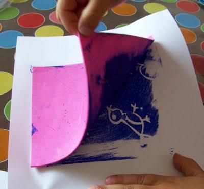 Momenti creativi: stampare con la gomma crepla incisa