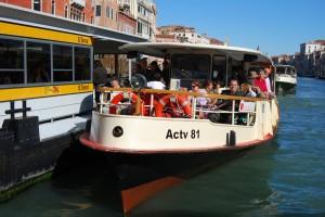 I veneziani a sinistra e i turisti a destra. Accessi separati ai vaporetti veneziani