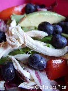 INSALATA DI POLLO CON AVOCADO E MIRTILLI