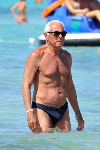 Toy boy per Giorgio Armani: in costume a 77 anni