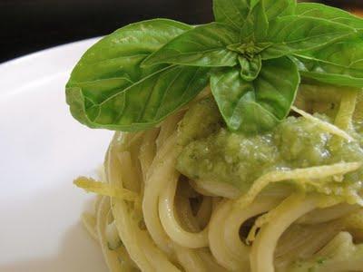 IL SETTE E L'OTTO. UNA NOTTE PER NULLA UGUALE AD UN'ALTRA - SPAGHETTI CON PESTO DI BASILICO E MELISSA - SPAGHETTI WITH BASIL AND LEMON BALM PESTO