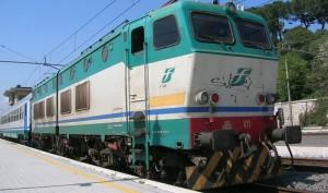 treno regionale locomotiva ferrovia