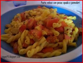 Pasta veloce con pesce spada e pomodori