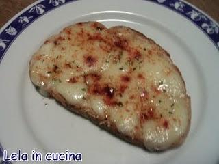 bruschetta con asiago,cipolla,prezzemolo e paprika piccante