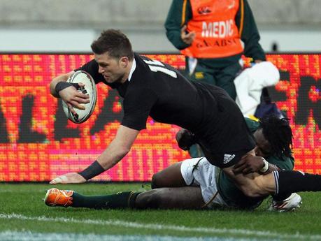 All Blacks sopra alla fanteria d'arresto Springboks