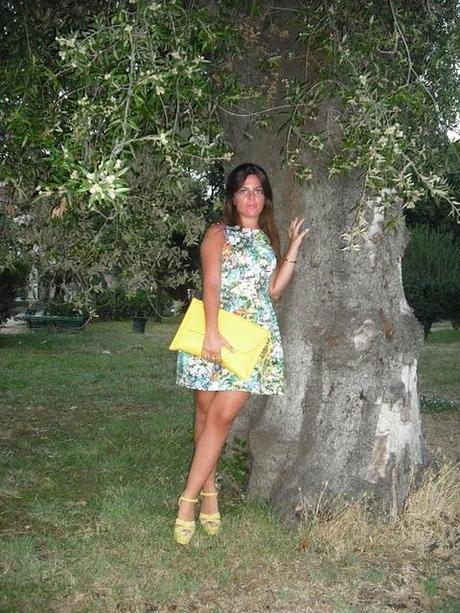Flower dress and yellow details