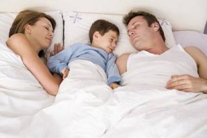 Cosleeping: dormire nel lettone con mamma e papà, ora si può!