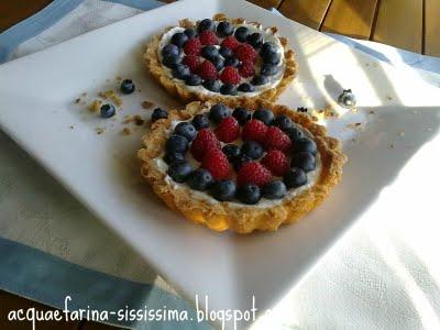 ...crostatine con mirtilli e lamponi...