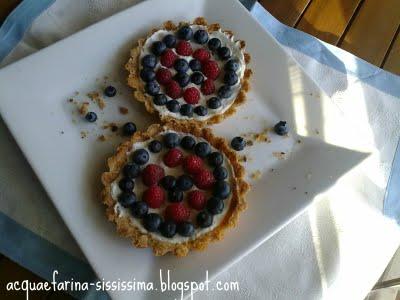 ...crostatine con mirtilli e lamponi...