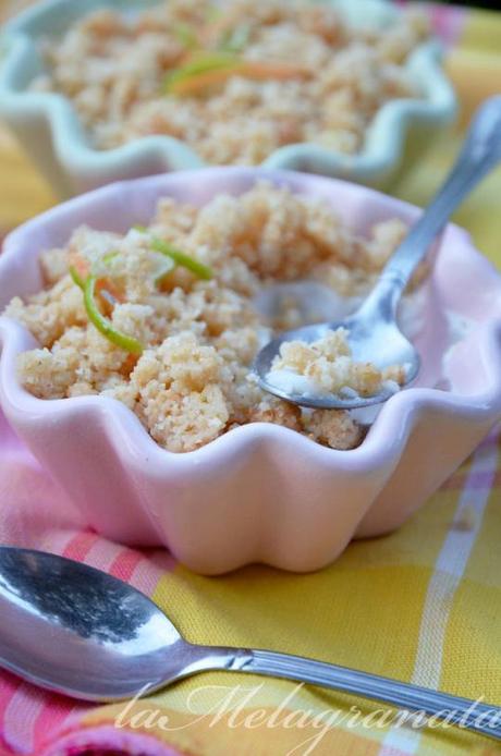 Crema cotta al cocco con crumble profumato agli agrumi.