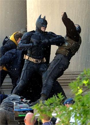 Batman contro Bane: le foto scattate alle prime scazzottate