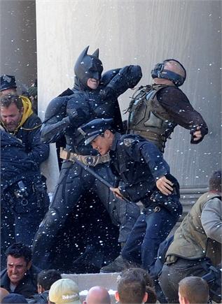 Batman contro Bane: le foto scattate alle prime scazzottate