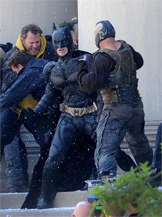 Batman contro Bane: le foto scattate alle prime scazzottate