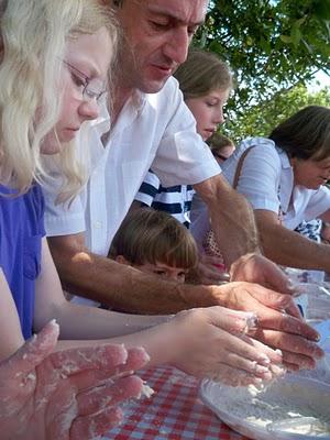 Il piacere di sporcarsi le mani...col vino e il pane!