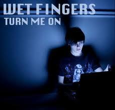La copertina del singolo 'Turn me on'