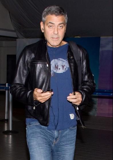 George Clooney semina in fretta i cronisti che gli chiedono di Elisabetta