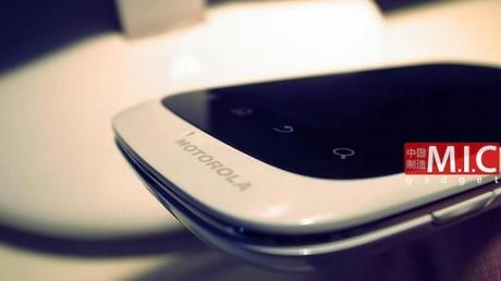 Motorola Domino+: smartphone dal design innovativo con Android 2.3.4