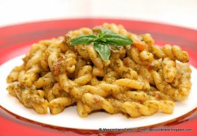 La pasta: riccioli alla portofino - quando il pesto alla genovese incontra il pomodoro