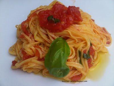 pomodoro fresco,basilico profumatissimo e tagliolini,cosa c'e' di meglio????