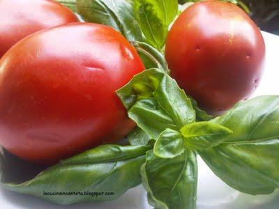 pomodoro fresco,basilico profumatissimo e tagliolini,cosa c'e' di meglio????